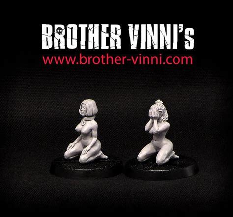 Brother Vinni Slave Knee Kneeling Slaves 2 Miniatures Female Victims Slavegirl 1921643548