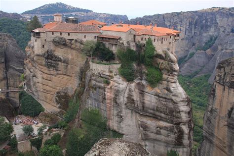Gökyüzüne doğru uzanan kayanın tepesinde Meteora Manastırı Yunanistan