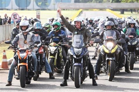 De moto, bolsonaro silencia sobre carreatas a favor do impeachment. CPI da Covid: diretor-presidente da Anvisa critica passeio ...