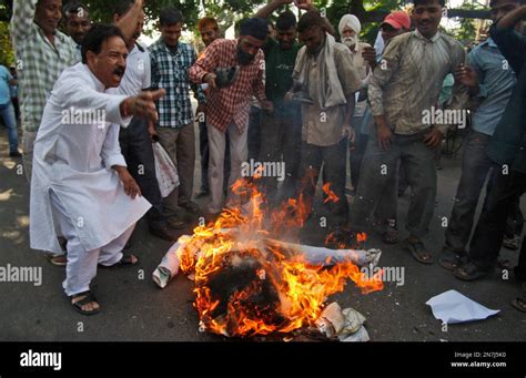 Indians Shout Slogans And Burn An Effigy Representing Pakistan After Sarabjit Singh A Convicted
