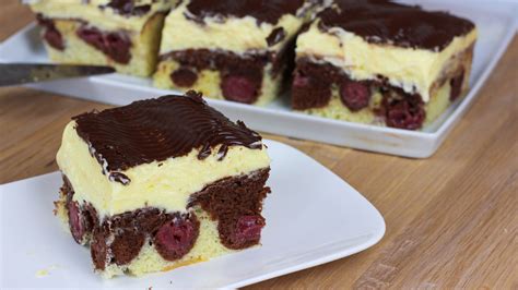 Die donauwelle ist ein beliebter kuchenklassiker auf fränkischen geburtstagsfeiern oder sonstigen festen. Saftige Donauwellen mit Vanillecreme - Bestes Donauwellen ...