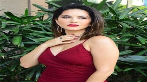 Bollywood Actress Sunny Leone Looks So Gorgeous And Pretty In Maroon Dress Check Out Photos