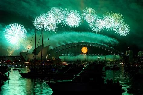 new-year-s-eve-in-sydney-celebration-of-new-year-2013-in-sydney-2014-new-year-desk-helper