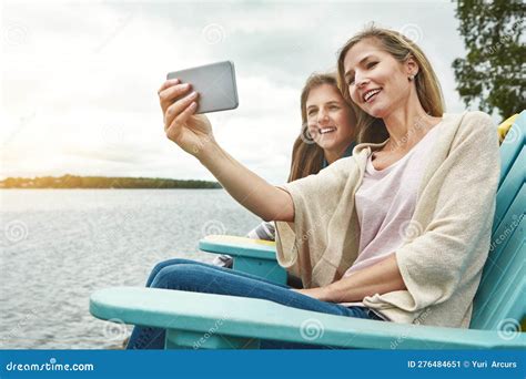 Selfies Chupando A Lo Largo De La Hermosa Orilla Del Lago Una Madre Y