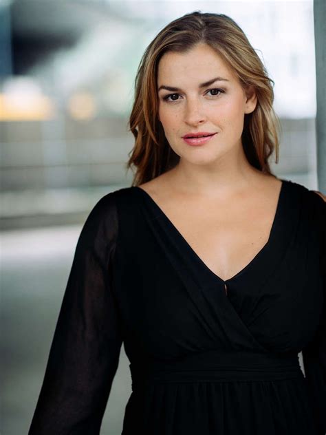 Hago el bobo en madriz presento gen playz @playz.es la mitad de @niputagraciashow que el fin del mundo te pille de risas ft a. Ines Lutz in 2020 | Frau