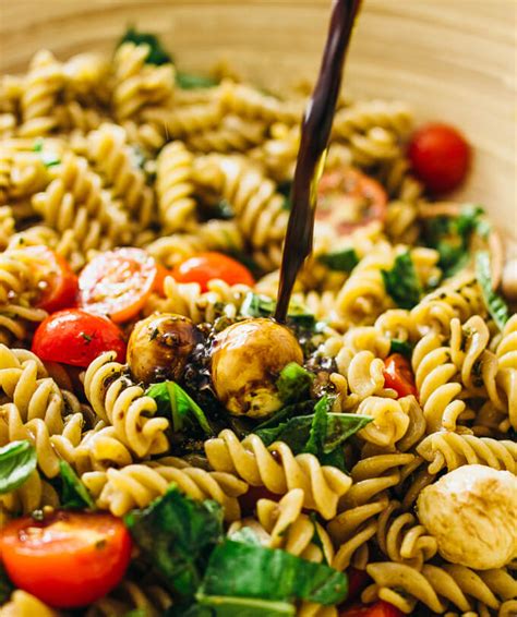 Easy Caprese Pasta Salad With Cherry Tomatoes Mozzarella And Basil