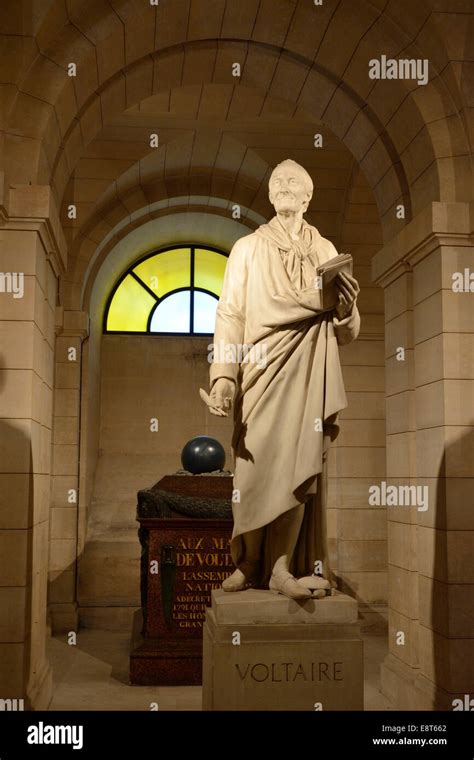 Statue Of Voltaire Banque De Photographies Et Dimages à Haute