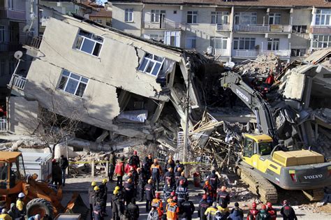 Terremoto Turchia Sciame Sismico Senza Tregua Si Aggrava Il Bilancio