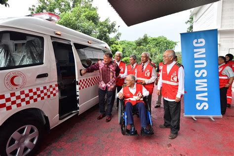 The malaysian red crescent society is an auxiliary to the government and a partner to several ministries including the ministry of women, family and community development. Samsung Contributes Three Ambulances to Malaysian Red ...