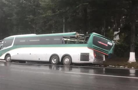 Choque De Tr Iler Y Autob S En La M Xico Toluca Deja Dos Personas Sin