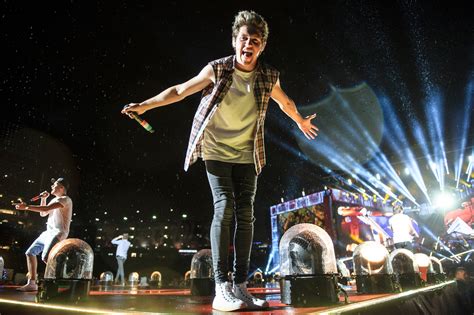 Concert Review One Direction 5 Seconds Of Summer Amid The Drizzle At