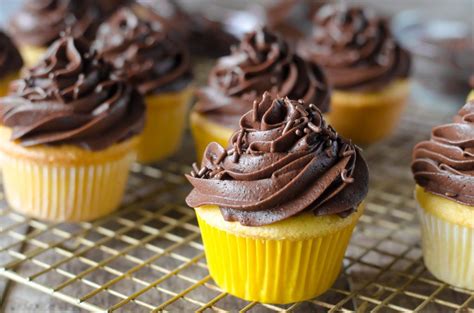 If you love the flavor of boston cream anything, you will go crazy for these addicting boston cream pie cupcakes. Boston Cream Cupcakes Go Go Go Gourmet