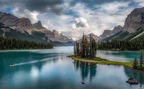 Spirit Island On Maligne Lake Maligne Lake Is Situated In Flickr