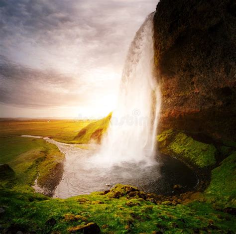 Vista Perfeita Da Famosa E Poderosa Seljalandsfoss Cachoeira à Luz Do Sol Local Onde A Islândia