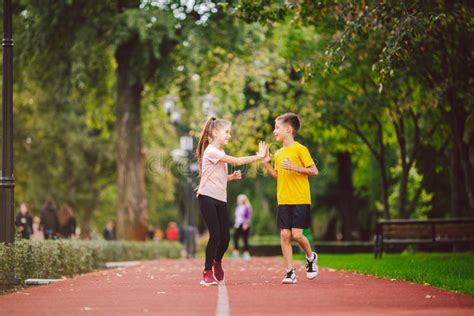 Un Par De Niños Y Niñas Haciendo Footing En Cardio En El Parque En La