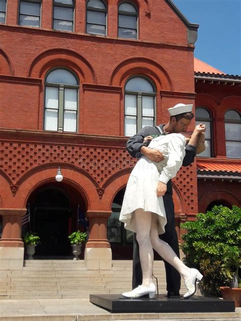 Estátua De Beijo Da Enfermeira Do Marinheiro De Key West Imagem