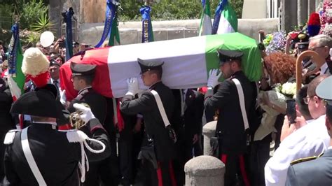 Funerale Carabiniere Applausi Alluscita Della Bara La Stampa