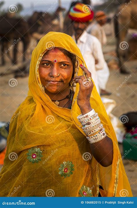 une dame tribale dans le chameau pushkar juste image éditorial image du culture festival