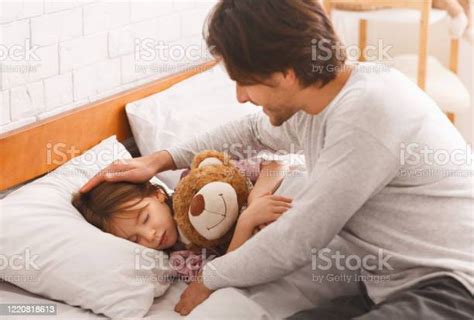 Joven Padre Despertando A Su Hija Pequeña En La Mañana Foto De Stock Y