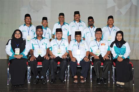 Regmi, yang dipetik stesen berita tempatan, khabarhub, berkata remaja itu menyerah diri dengan menyerahkan satu. KOPERASI MELAYU PULAU PINANG