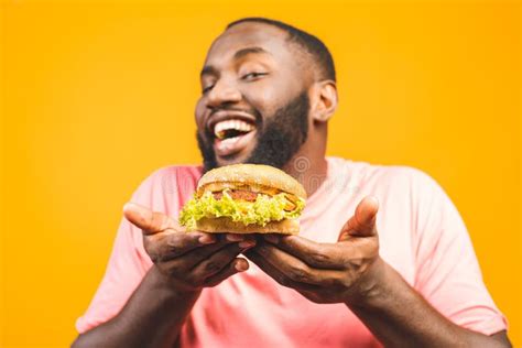 Hombre Joven Afroamericano Comiendo Hamburguesa Aislado Sobre Fondo