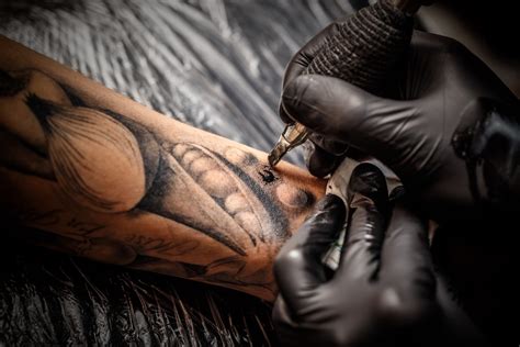 Tetování na ruku je partie těla, která je nejčasteji využívaná pro tetování různých motivů nebo obrazců. Tetování na ruku je velký trend současnosti ...