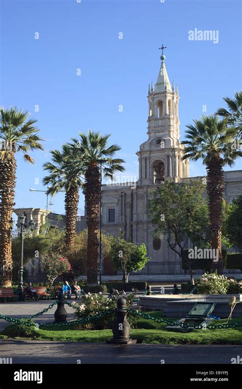 Plaza De Armas Plaza Principal Y La Basílica Catedral De Arequipa