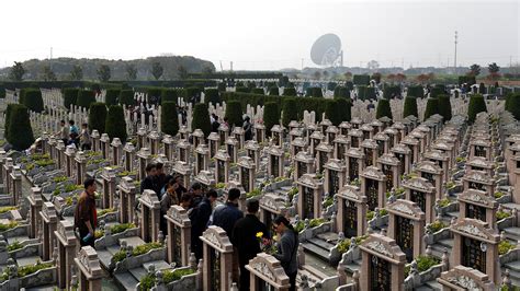 中国墓地价格飞涨 百姓：活不起也死不起 — 普通话主页