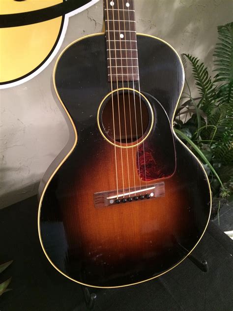 I Really Like These Vintage Acoustic Guitars
