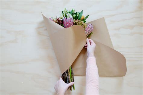 The Secret To Wrapping A Basic Bouquet So It Looks Beyond Lovely Hunker Wrap Flowers In
