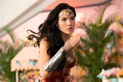 Watch Gal Gadot Fight Crime At The Mall In Wonder Woman 1984 The New York Times Ph