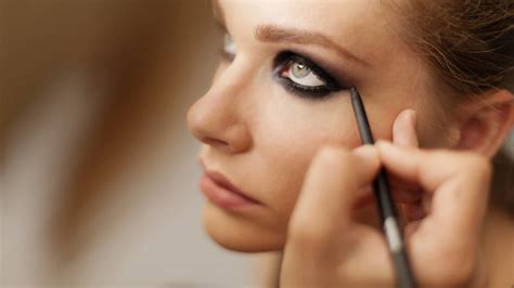 How To Wear Smudged Black Eyeliner Loréal Paris