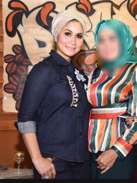 Hum goriya wali jeen maa ke ladle hai singer. Hijab Unik Istri Wakil Wali Kota Gorontalo Sherly Djou ...