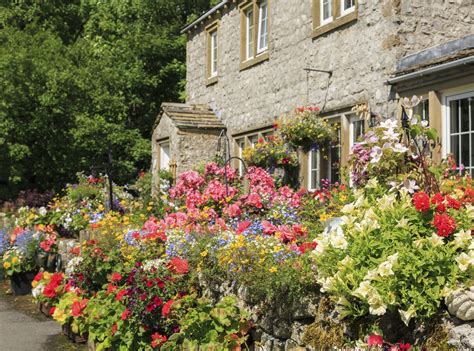 Creating A Quaint Cottage Garden Domain