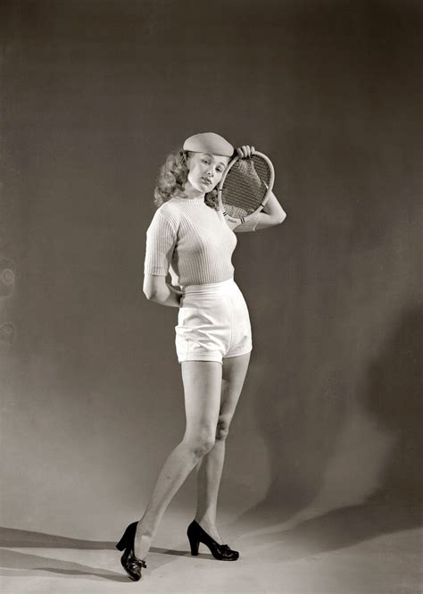 21 Fascinating Vintage Photos Of Beautiful Women Posing With Tennis