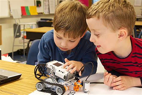 La robótica para niños es una excelente manera de que los más pequeños se diviertan aprendiendo nuevas tecnologías a la vez que adquieren habilidades fundamentales para su robots in action. Talleres de robótica para niños