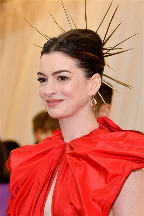 Met Gala 2018 — Anne Hathaway In A Spiked Golden Halo Worked Into Her