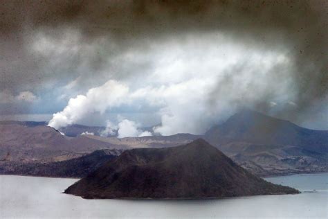 Mon, 13 jan 2020, 12:15. Taal Volcano update: Alert Level 1 still up, volcanic ...