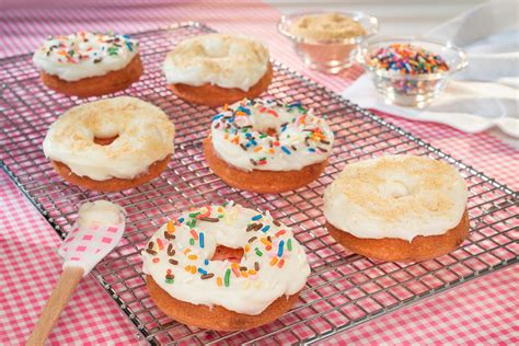 Soon as cake is taken from oven. Strawberry Cheesecake Donuts | Cheesecake, Strawberry ...