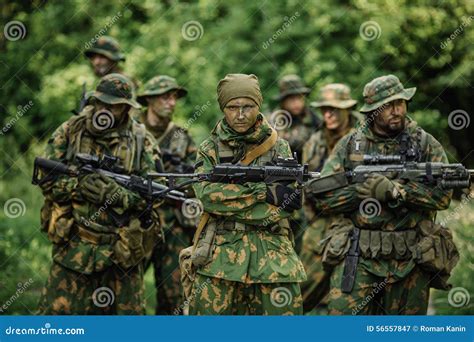 Gruppo Di Forze Speciali Dei Soldati Durante Lincursione Nella Foresta