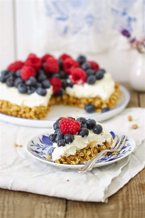 Gib dafür einfach müsli und milch in eine schale und dekoriere das beliebte frühstück mit beeren und einem zerbröselten kuchenstück. Ein easy-peasy und superschneller Kuchen mit Müsli und ...
