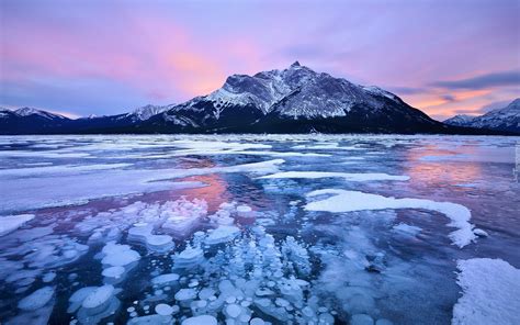 Zamarznięte Jezioro Abraham Lake I Góry Canadian Rockies W Kanadzie