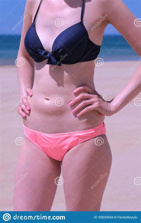 Il Corpo Sottile Di Una Donna A Bikini In Mare E Spiaggia Si Trova In
