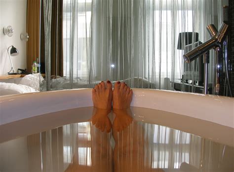 Wir übernehmen keine garantie für die vollständigkeit oder korrektheit der daten für die haltestelle in. Baden in der Badewanne Foto & Bild | experimente ...