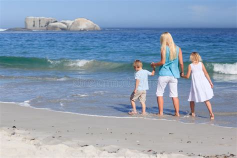 Familia Que Recorre En La Playa Imagen De Archivo Imagen De Atractivo Playa