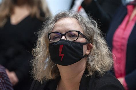Marta lempart, liderka ogólnopolskiego strajku kobiet, usłyszała zarzuty za blokowanie marszu narodowców, który przeszedł ulicami wrocławia 11. Marta Lempart zakażona koronawirusem