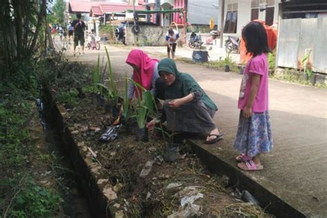 Kelompok masyarakat setempat memiliki budaya yang sederhana atau tradisional: Kutai Timur - Merdeka.com | Kerjabakti libatkan masyarakat ...