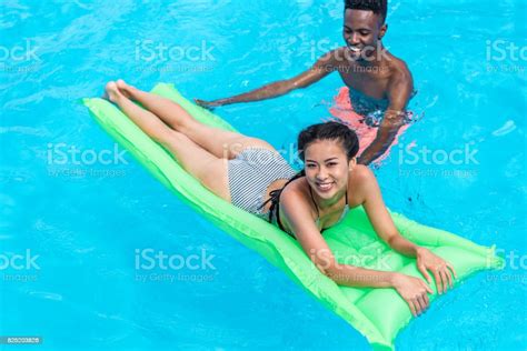 Glückliche Junge Asiatin Auf Aufblasbare Matratze Mit Ihrer Freundin Im Schwimmbad Hinter
