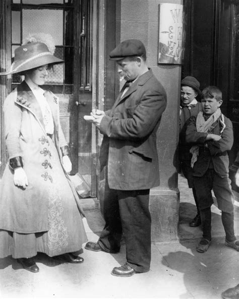 These Pictures Document The Moment When The Titanic Survivors Arrived Home Rare