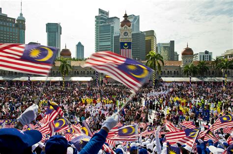 Dakwaan pengguna netizen bahawa jalur gemilang diarak secara 'terbalik' pada sambutan hari kebangsaan 2015 di dataran merdeka semalam adalah tidak berasas dan sepatutnya tidak berlaku, kata pakar kenegaraan. 10 Things You May Or May Not Know About Malaysia's ...